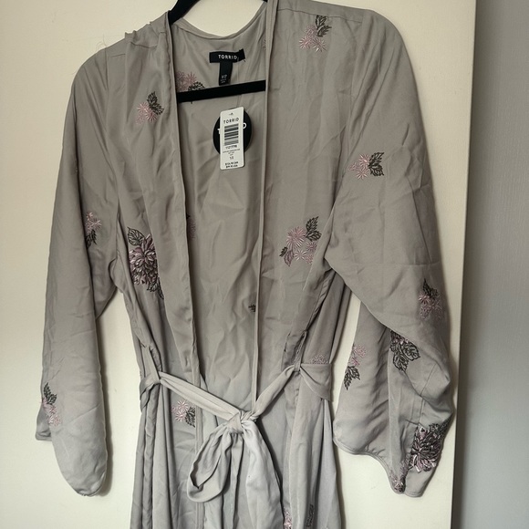 Torrid Light Grey Floral Embroidered Side Slits Tie Waist Robe/Kimono NWT 1X/2X - Picture 6 of 15
